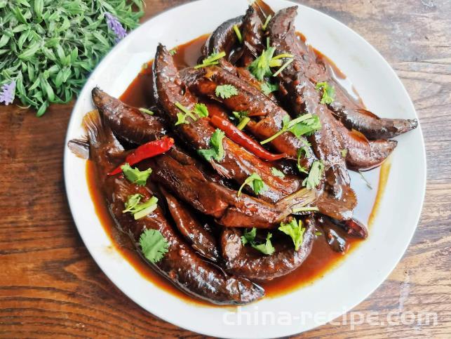 The recipe for braising loach in soy sauce