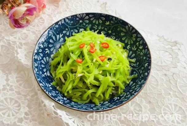 The method of stir frying lettuce with garlic sprouts