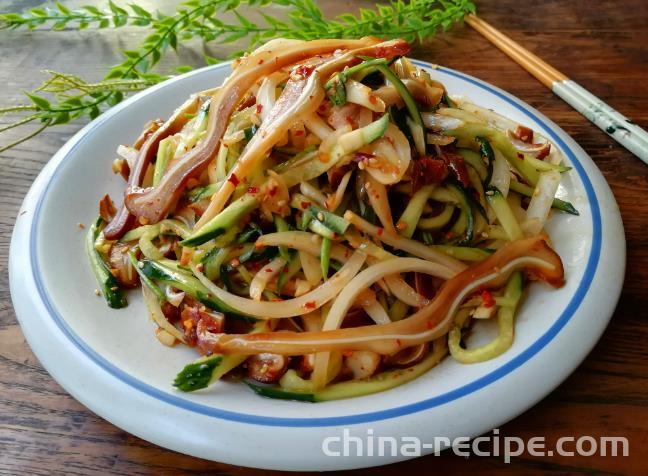 The recipe for mixing cucumber with pig ears