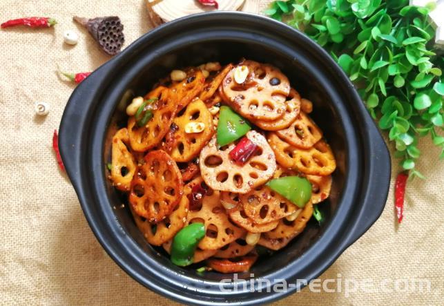 The recipe for spicy dry pot lotus root slices