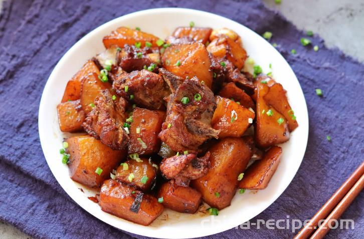 The recipe for braising pork ribs with potatoes