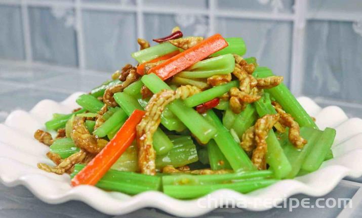 The method of stir frying celery with meat