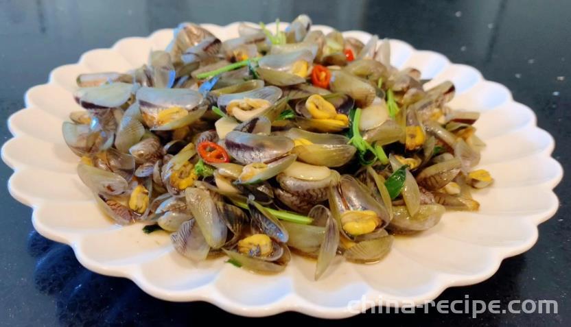 The method of stir frying sea melon seeds