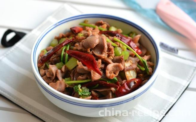 The method of stir frying chicken gizzards with celery