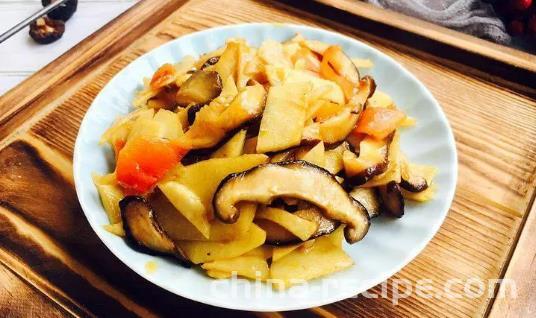 The method of stir frying winter bamboo shoots with shiitake mushrooms