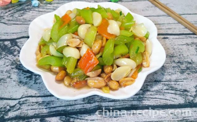 The method of stir frying celery with lily and goji berries