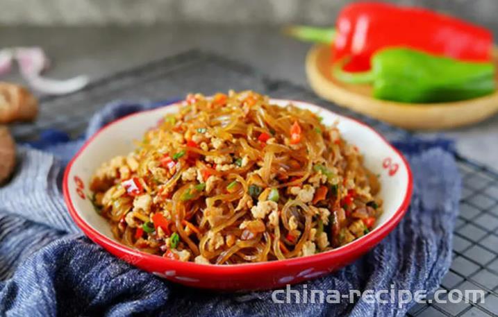 The method of stir frying vermicelli with minced meat