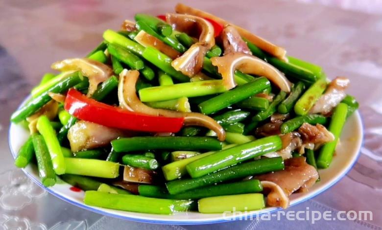 The method of stir frying fragrant pork ear with garlic sprouts