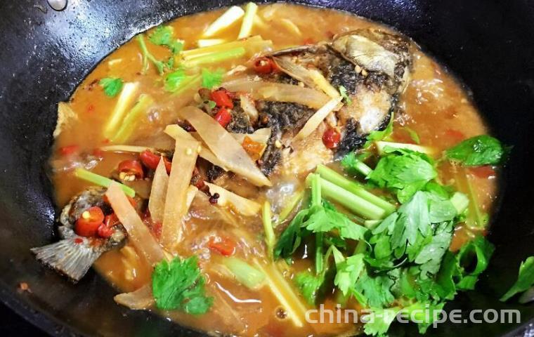 The recipe for Chongqing sour radish and crucian carp