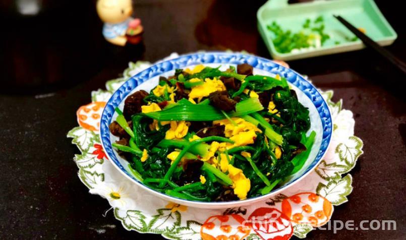 The method of stir frying eggs with black fungus and spinach