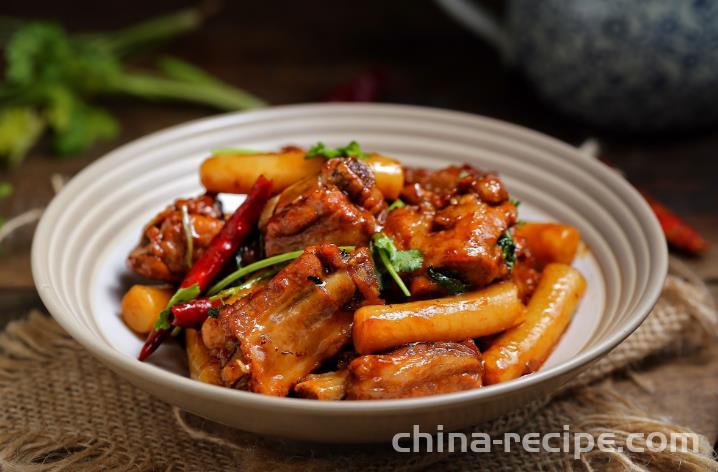 The recipe for stir fried pork ribs and rice cake