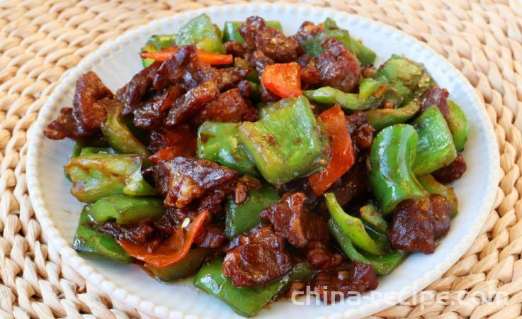 The method of stir frying sauce beef with green peppers