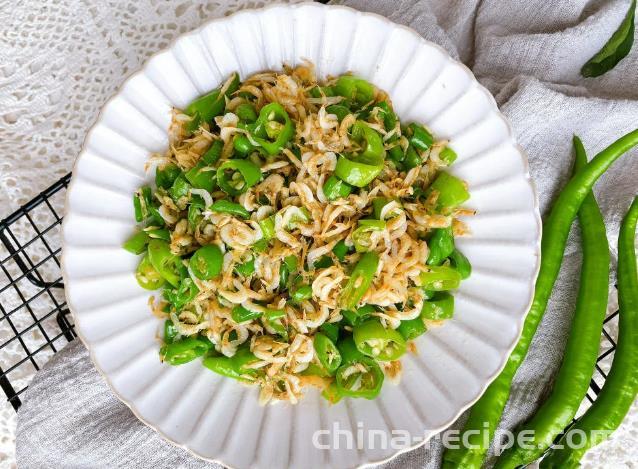 The method of stir frying shrimp skin with green pepper