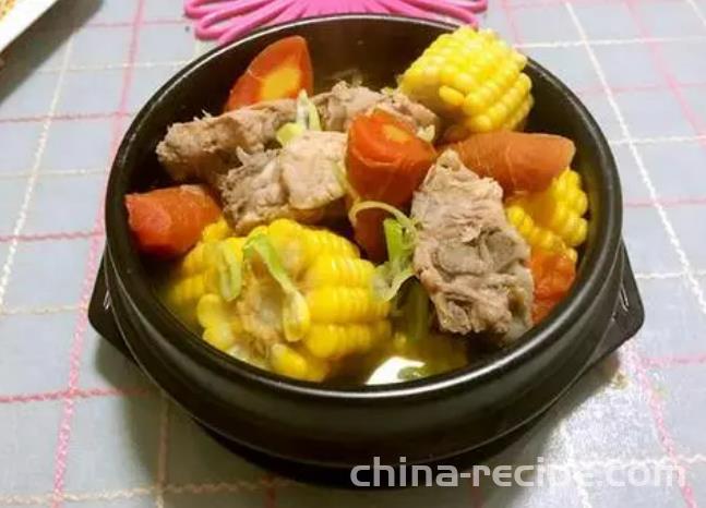 The method of braising pork ribs with corn, carrots, and potatoes