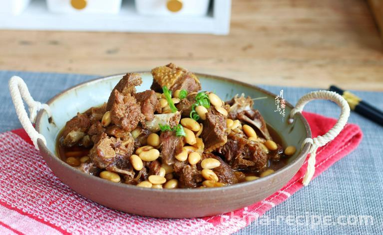 The method of stewing salted duck with soybeans