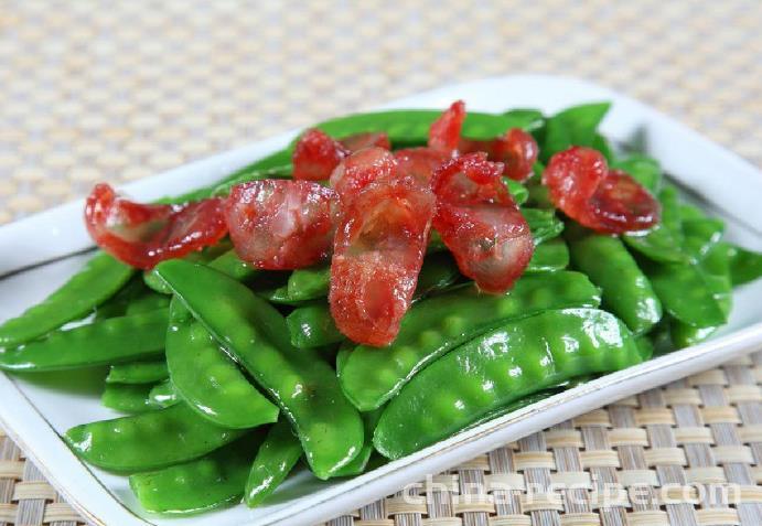 The recipe for stir frying sausages with Dutch beans