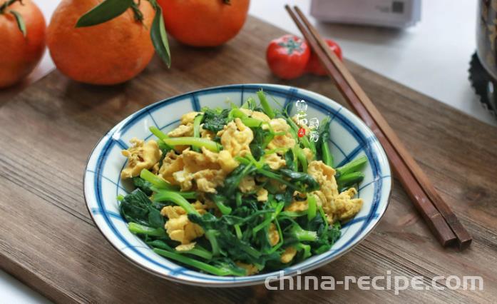 The method of stir frying eggs with pea tips