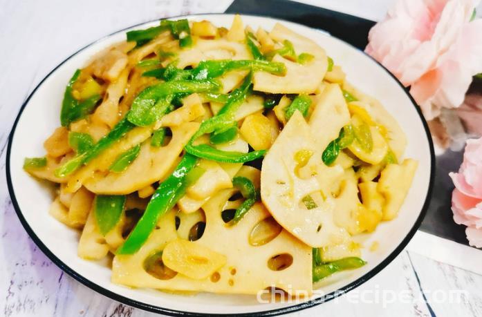 The method of stir frying lotus root slices with green peppers and carrots