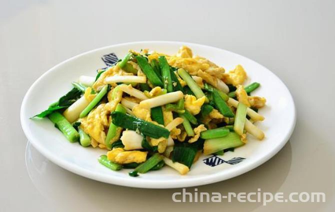 The method of stir frying fragrant dried eggs with garlic sprouts