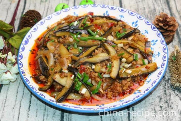 The method of frying eggplant with minced meat and sauce