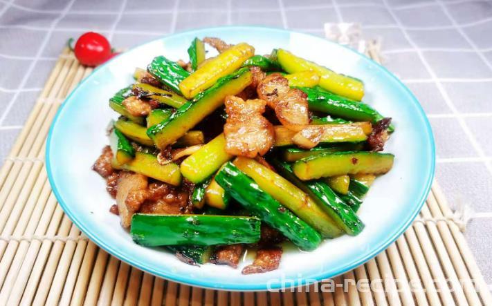 The method of stir frying green melon with meat