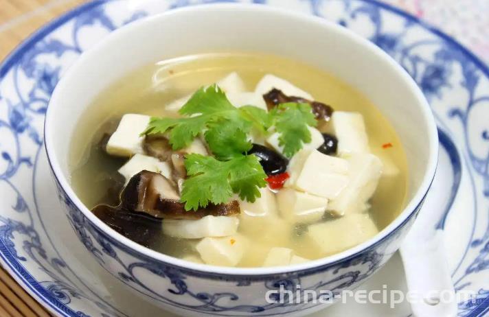 Preparation of Tomato, Winter Bamboo Shoots, Mushroom, and Tofu Soup