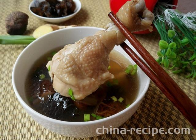 The recipe for mushroom and fungus chicken leg soup