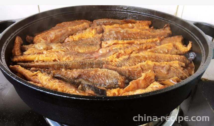 The recipe for stewing yellow croaker in an iron pot