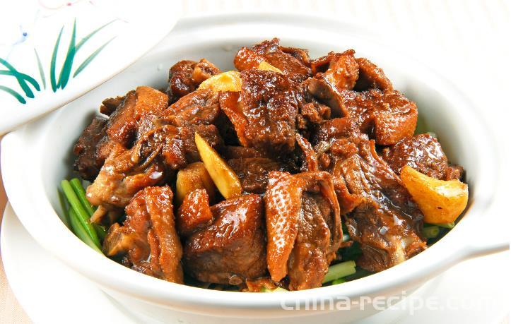 The Method of Braised Duck with Sauce in Sand Pot