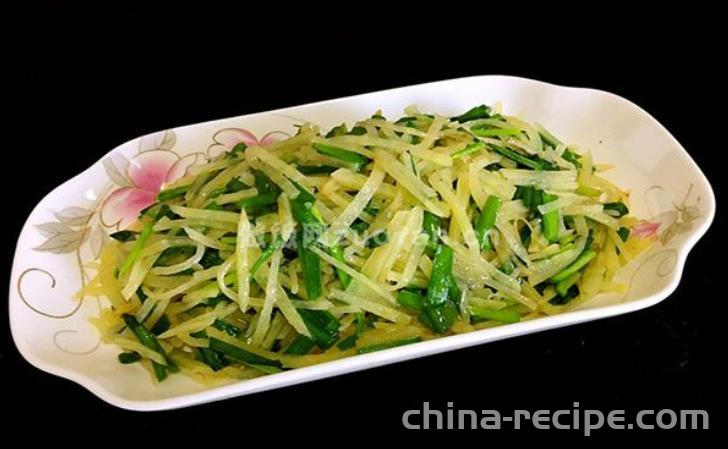 The method of stir frying chives with shredded potatoes