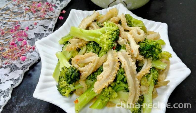 The recipe for stir frying beef tripe with broccoli