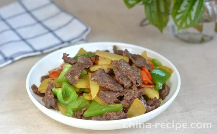 The recipe for stir frying beef with chili and potato slices