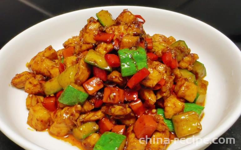 The recipe for stir frying spicy diced chicken in soy sauce