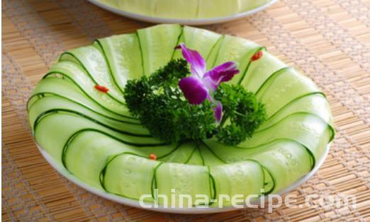 The method of sprinkling cucumber slices