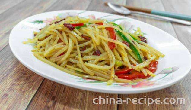 The method of exploding shredded potatoes with green and red peppers