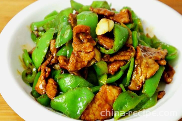 The method of stir frying pork with garden peppers