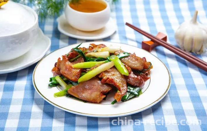 The method of stir frying pork head with garlic