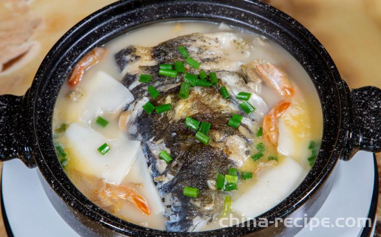 The recipe for stewing chubby head fish