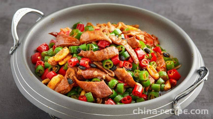 The method of stir frying fatty intestines with chili peppers