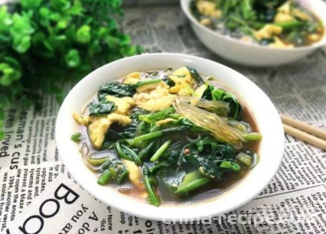 The recipe for stewing spinach with vermicelli and eggs