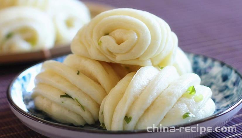 Preparation of scallion roll