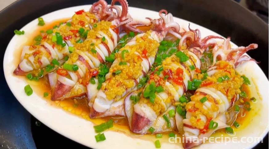 The method of steaming fresh squid with garlic paste