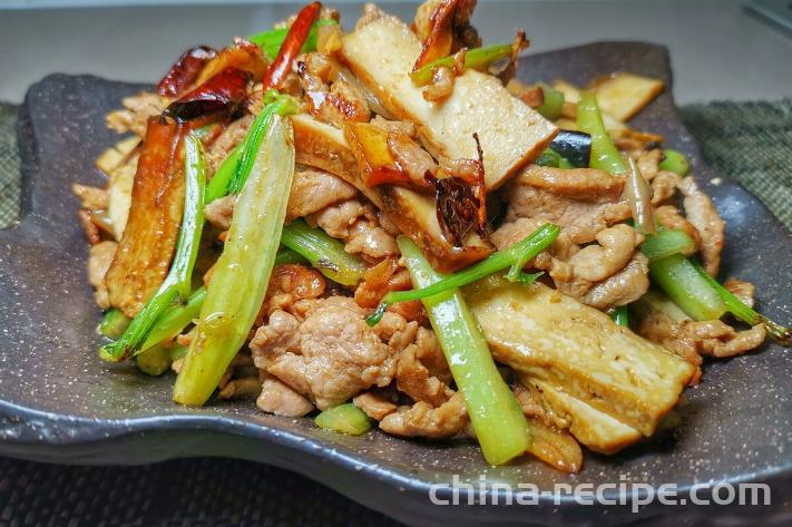 The method of stir frying dried celery with pork belly