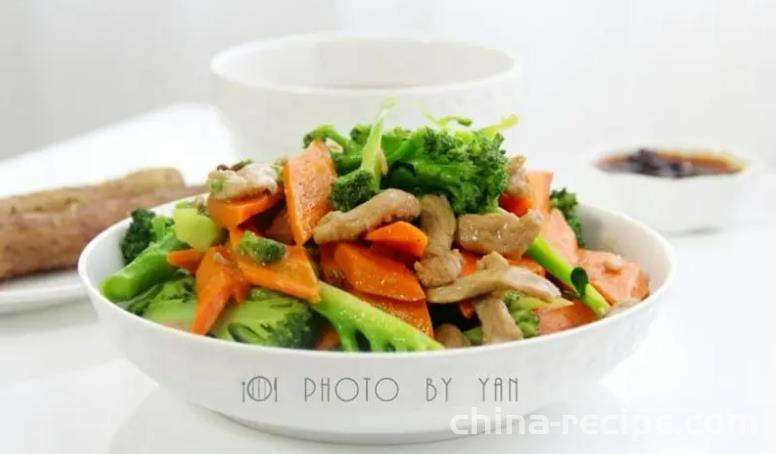 The recipe for stir frying broccoli carrots with meat