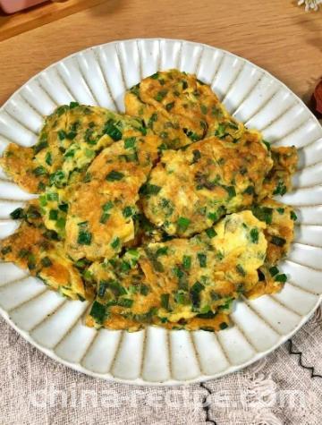 The method of frying eggs with diced chives