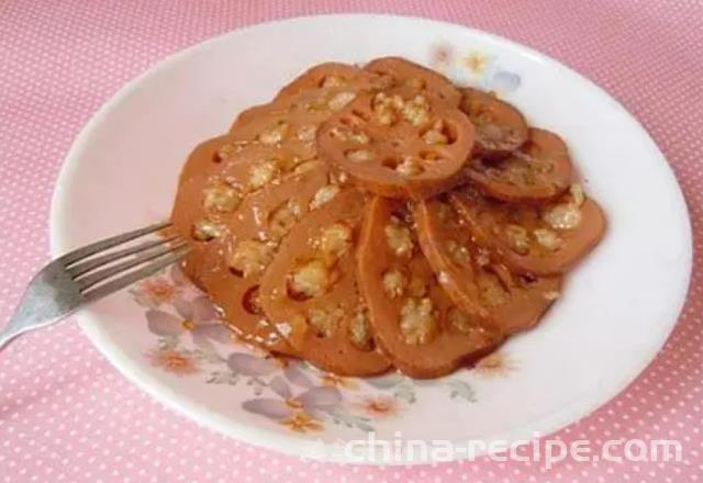 The method of making glutinous rice and lotus root with honey sauce