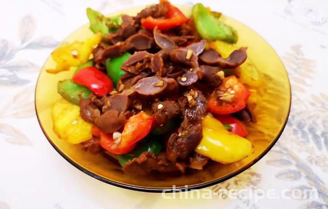 The method of stir frying chicken offal with colored peppers