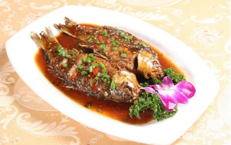 The recipe for braised crucian carp