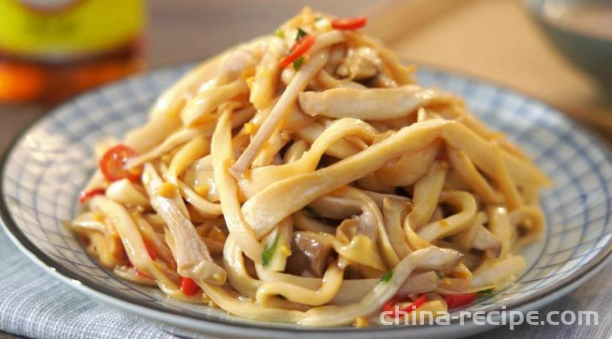 The method of hand tearing apricot abalone mushrooms