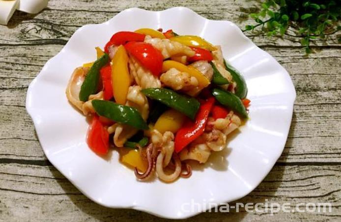 The method of stir frying fresh squid with colored peppers